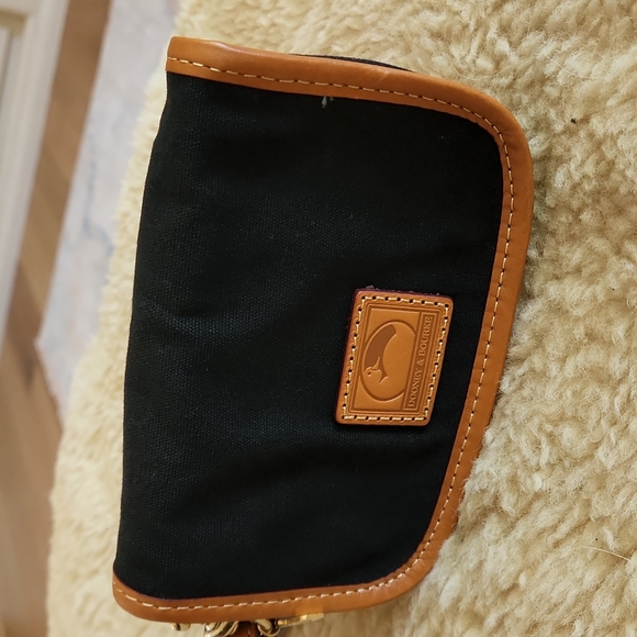 Adorable Dooney & Bourke Black Wristlet - Picture 5 of 12